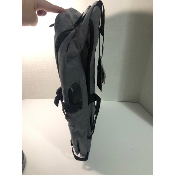 Tzowla Backpack with laptop divider, lock, and charging - Picture 4 of 10